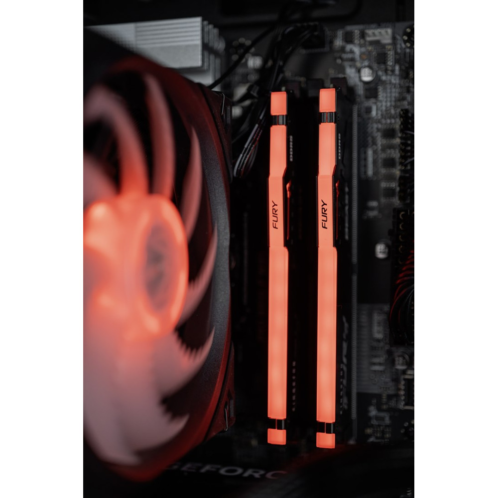 Una ventola PC con illuminazione rossa e due moduli RAM.