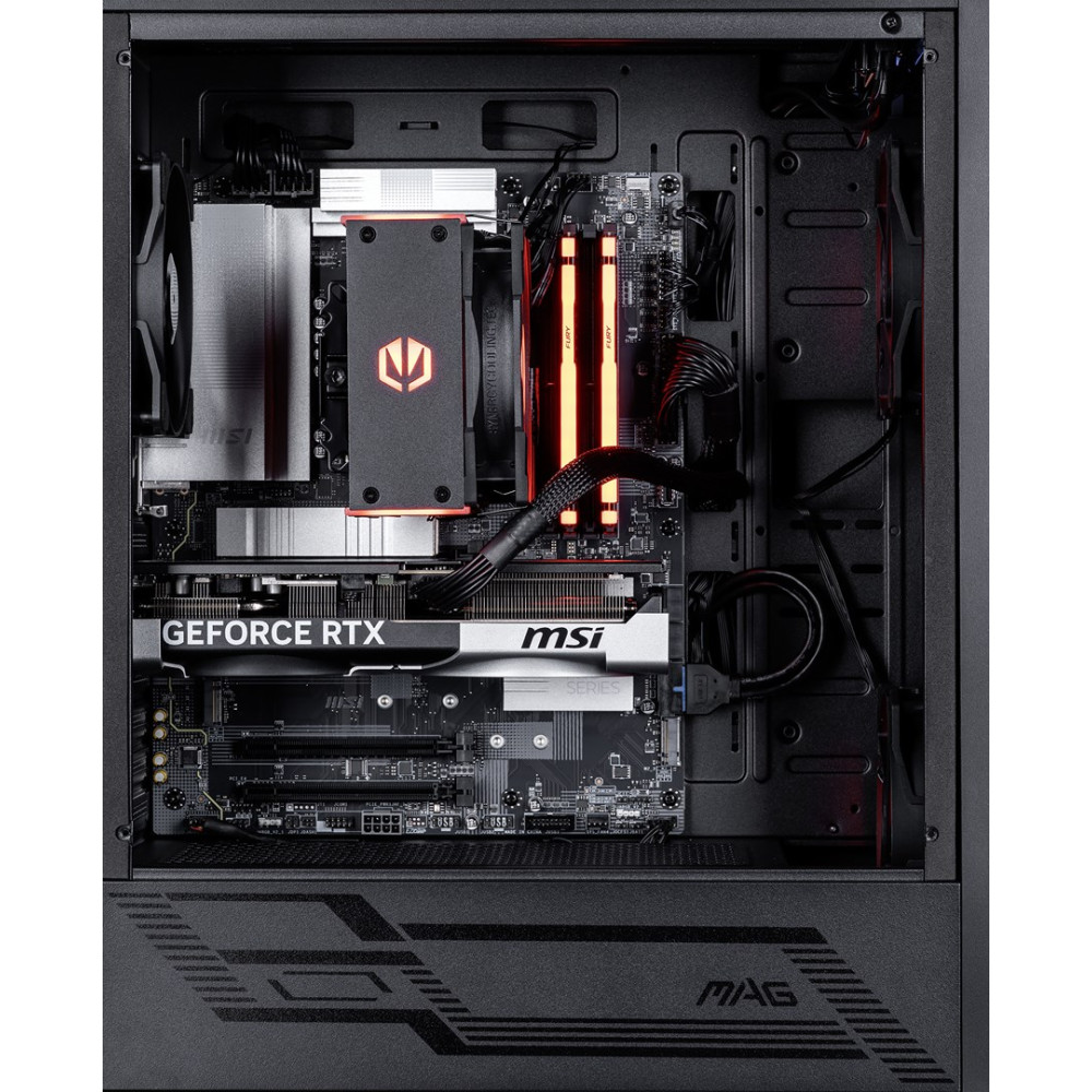 Vista interna di un case PC nero con scheda madre, GPU, RAM e dissipatore.