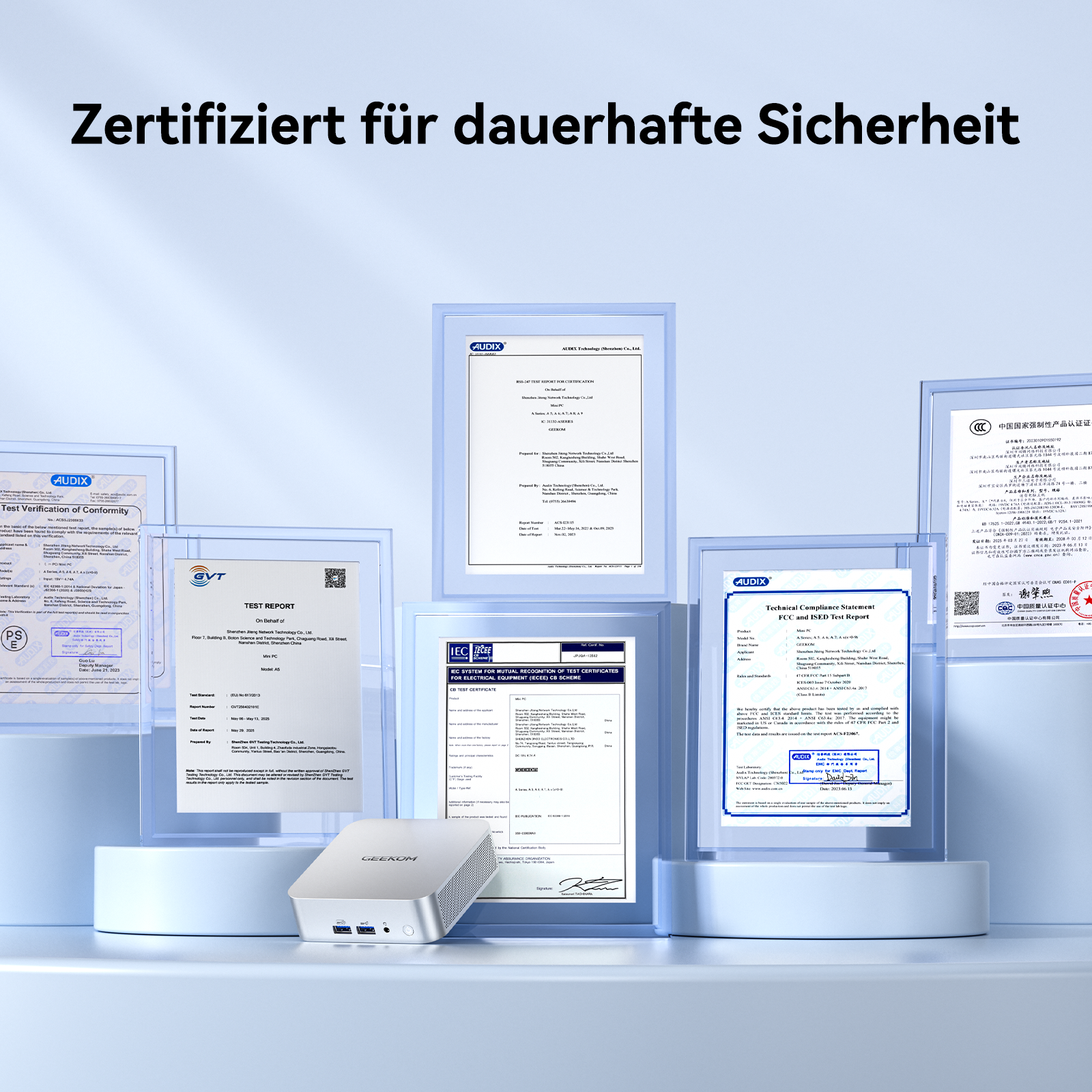 Mehrere Zertifikate und ein kleiner GEEKOM-Computer sind auf einem blauen Podest arrangiert.
