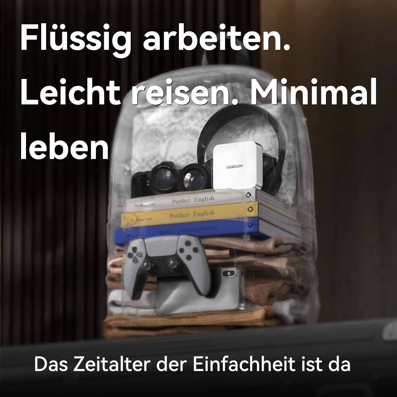 Ein Rucksack mit Kopfhörern, Kamera, Büchern, Handy und Controller.