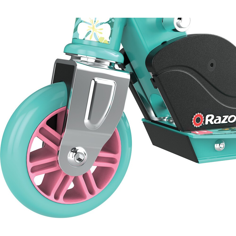 Zbliżenie na przednie koło turkusowej hulajnogi z różowymi szprychami i logo Razor.