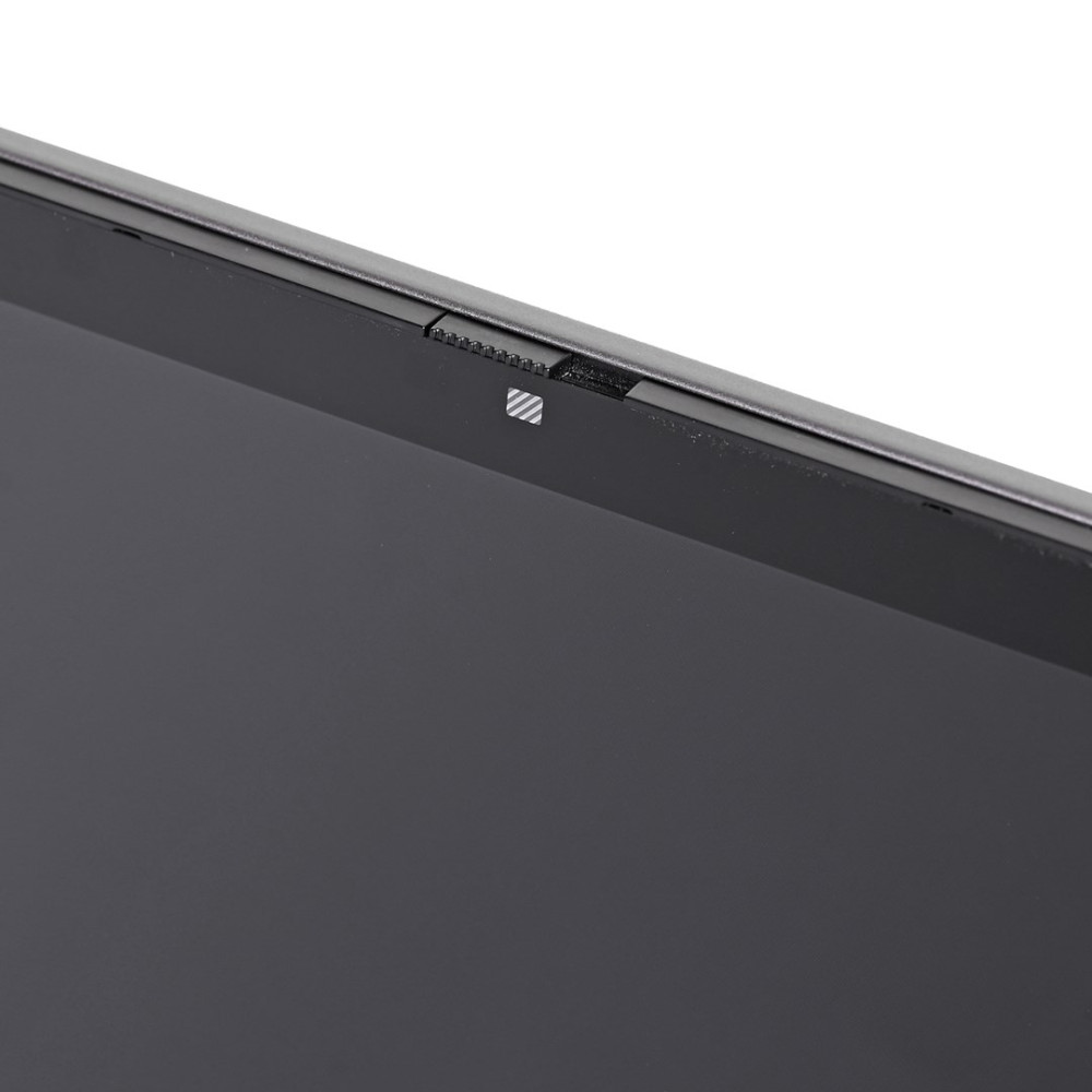 Zbliżenie czarnego ekranu laptopa z małą kamerą i srebrną maskownicą mikrofonu.