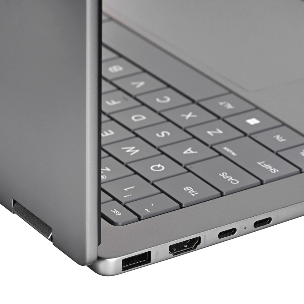 Zbliżenie szarej klawiatury laptopa z portami: USB, HDMI, USB-C.