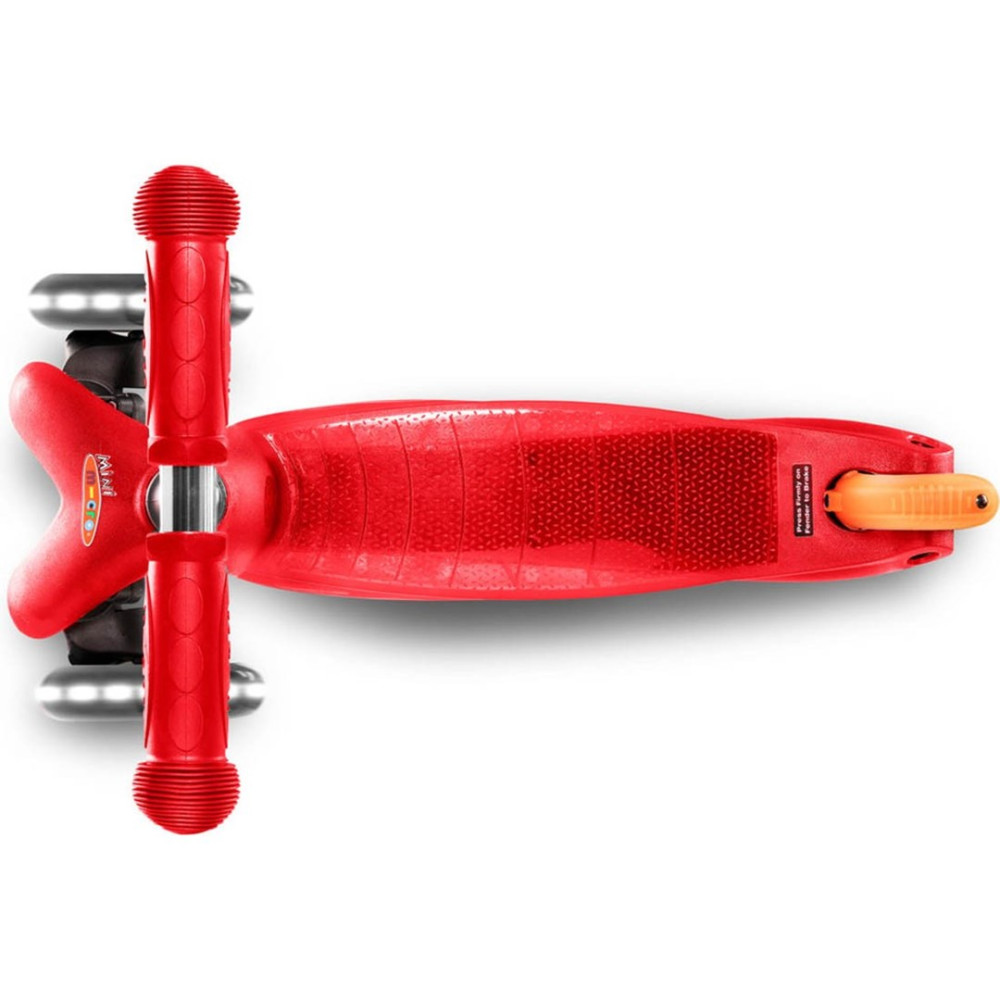 Czerwony trójkołowy skuter z gumowymi uchwytami i pomarańczowym hamulcem.