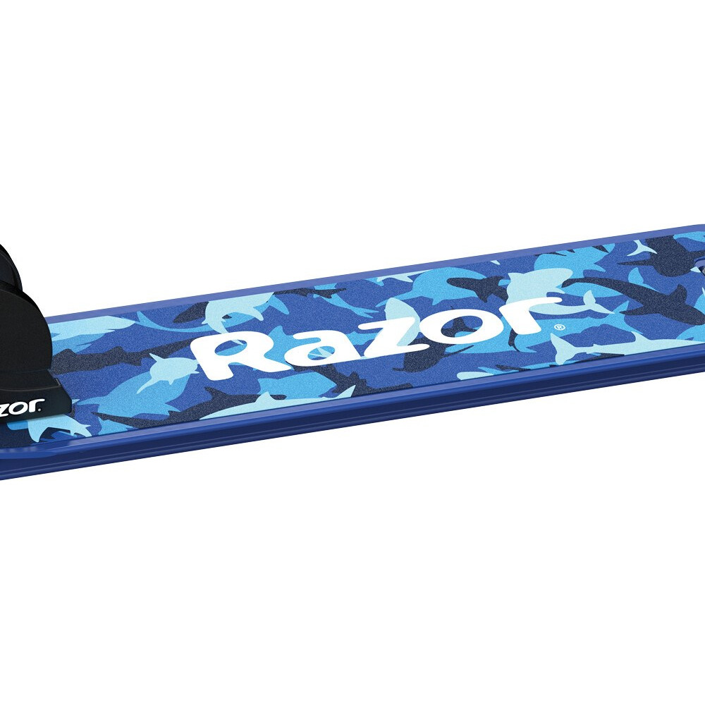 Un deck per monopattino blu con motivo mimetico di squali e logo Razor.