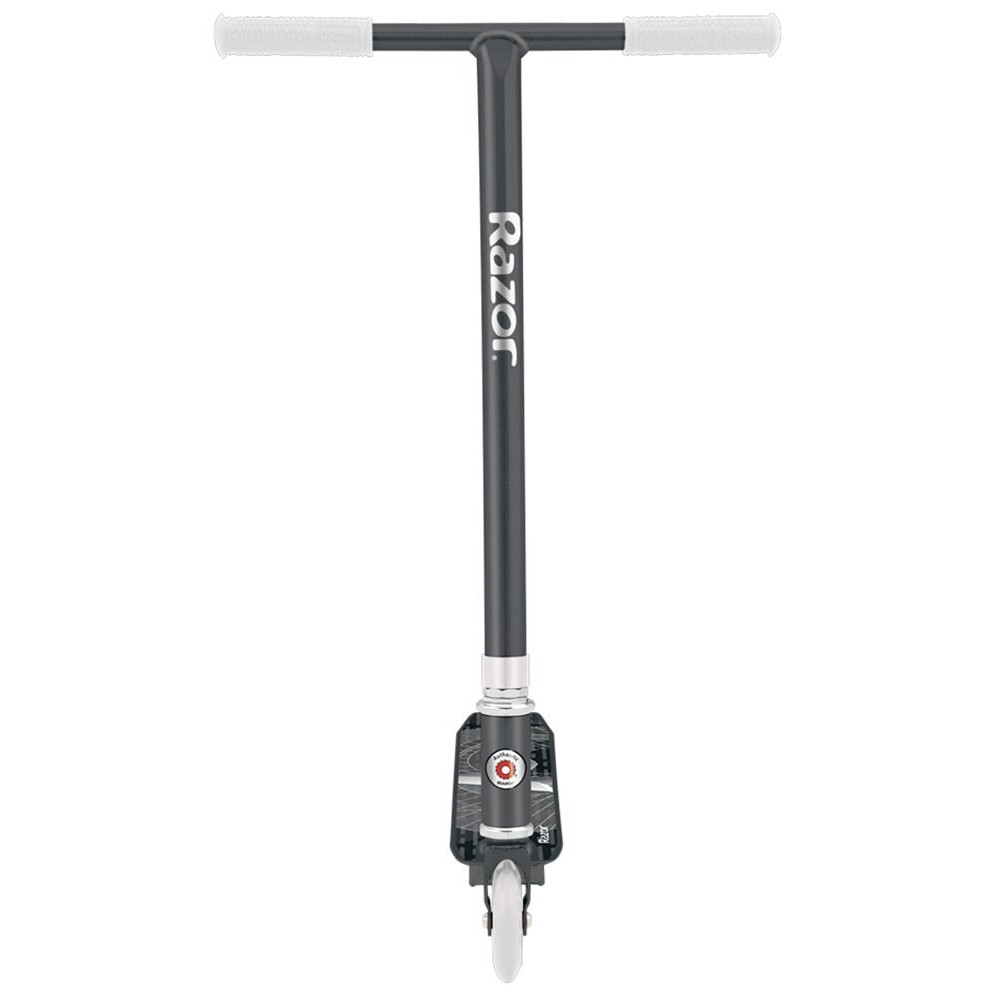 Uno scooter scuro con impugnature bianche e il logo 'Razor' sul manubrio.