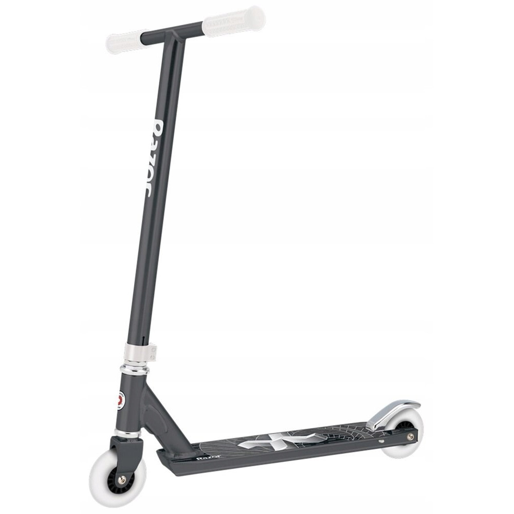 Uno monopattino Razor grigio con manici e ruote bianche, con un motivo sul deck.