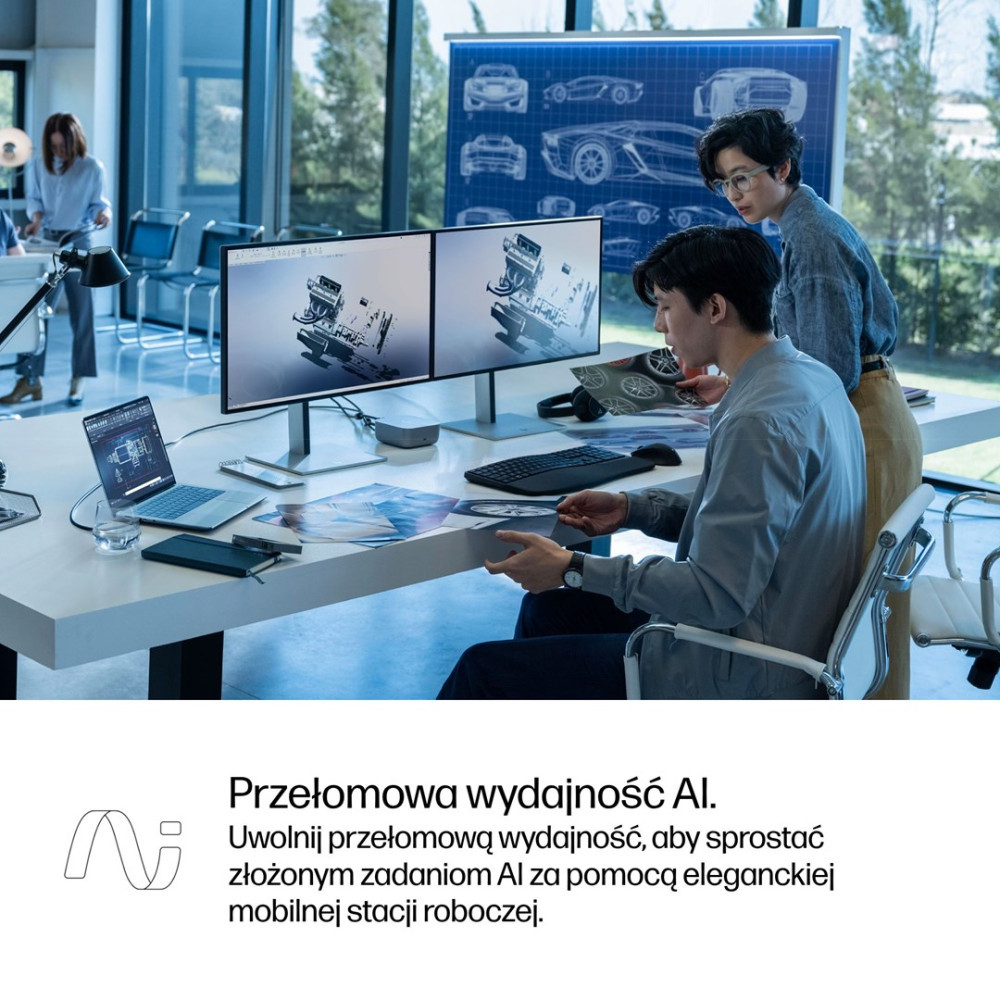 Dwie osoby pracują przy komputerach wyświetlających modele 3D. W tle plan.