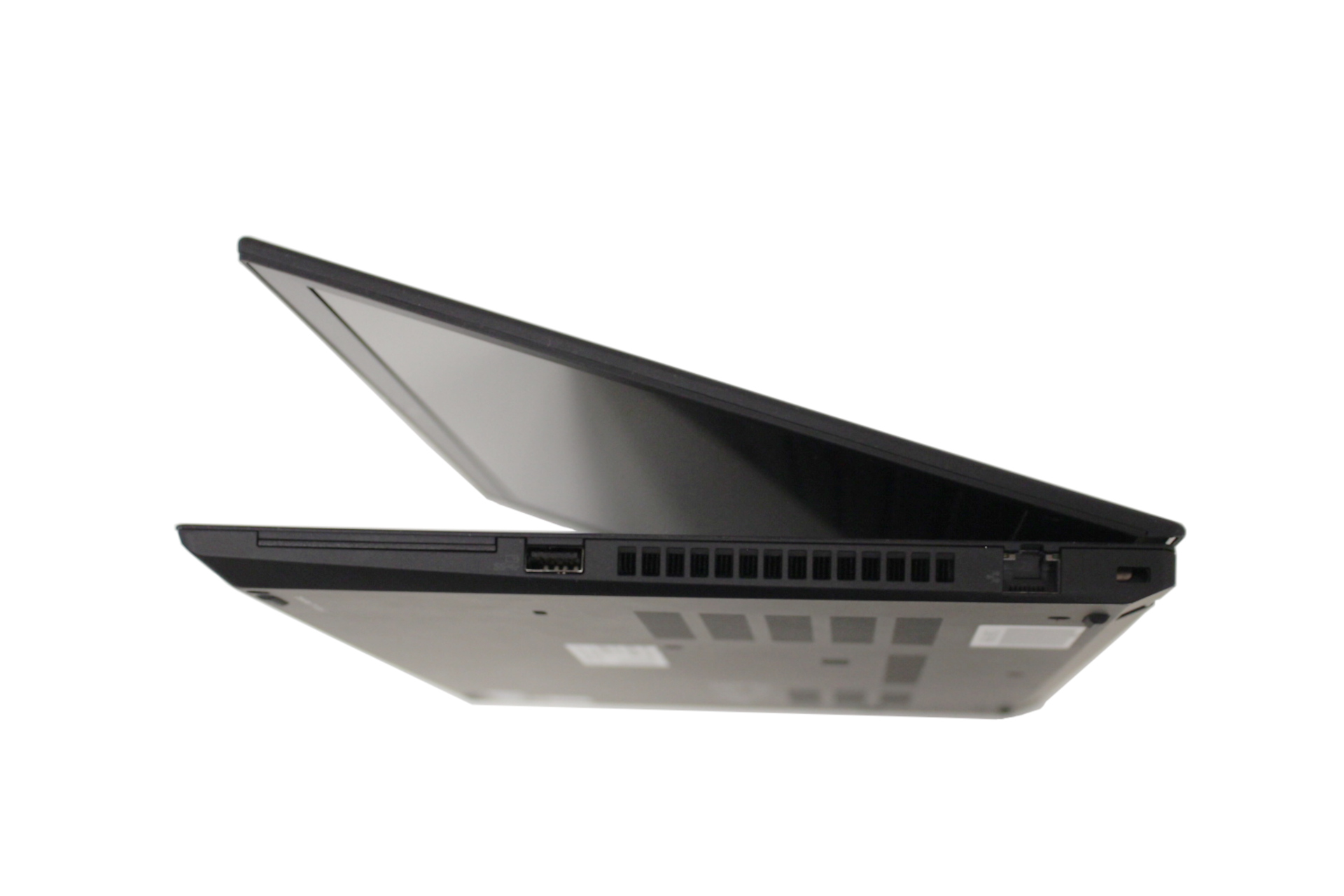 Ein schwarzer Laptop wird von der Seite gezeigt, mit geöffnetem Bildschirm auf weißem Hintergrund.