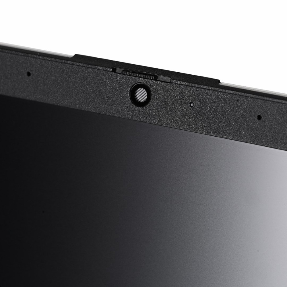 Zbliżenie górnej ramki laptopa, widoczna kamera internetowa i mikrofony.