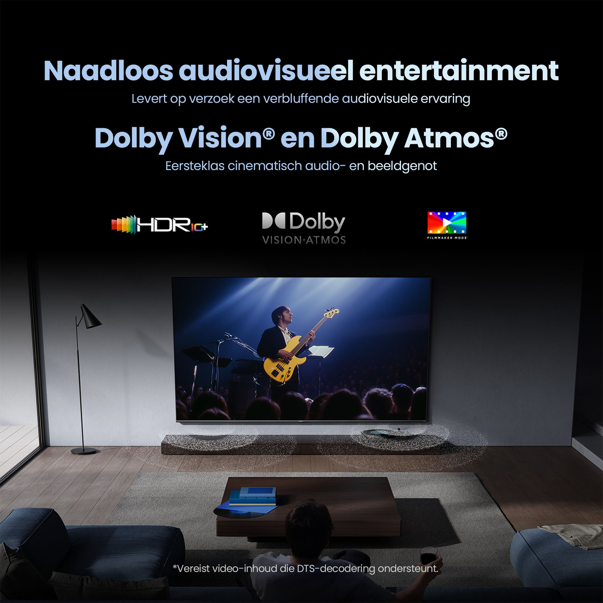 Un uomo suona la chitarra elettrica su uno schermo TV in una stanza buia.