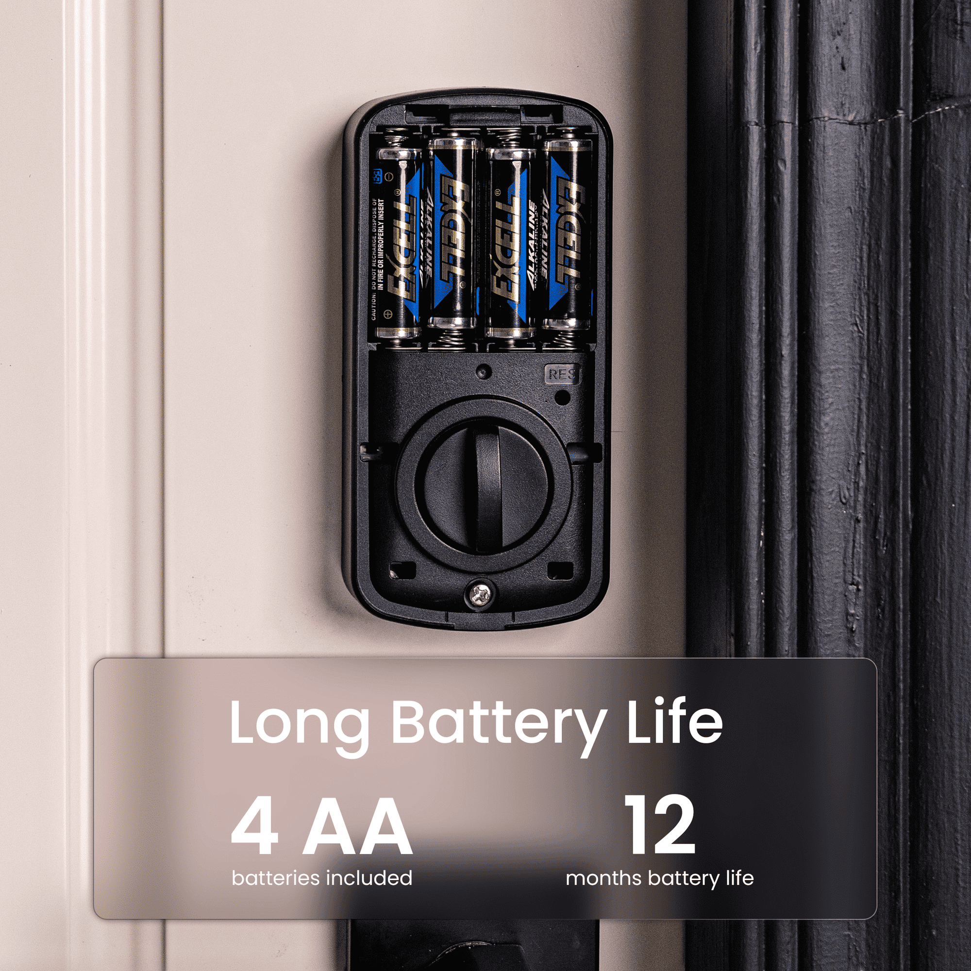 Vier AA-Batterien mit langer Lebensdauer, 12 Monate Batterielaufzeit.