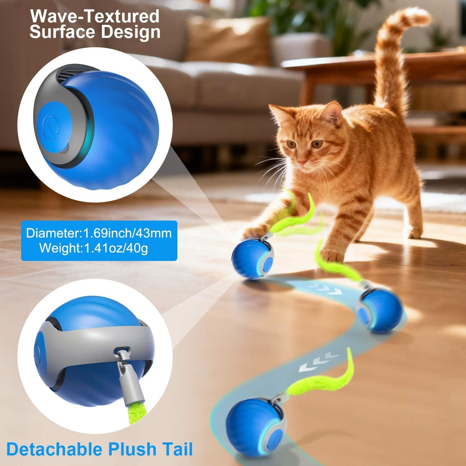 Eine orangefarbene Katze spielt mit einem blauen Ballspielzeug mit grünem Schwanz.