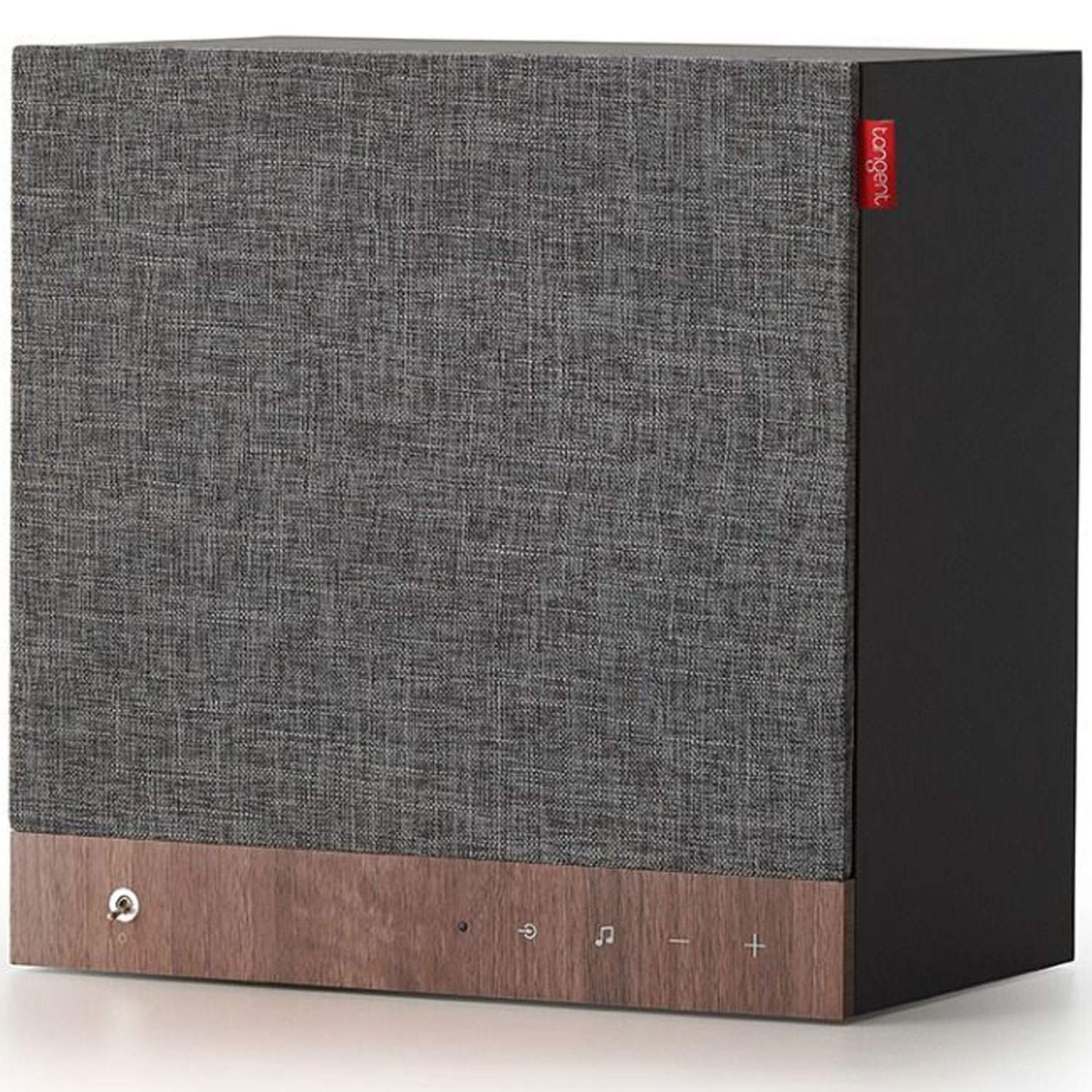 Un altoparlante in tessuto grigio con base in legno e lati neri. Un logo rosso è sul lato.