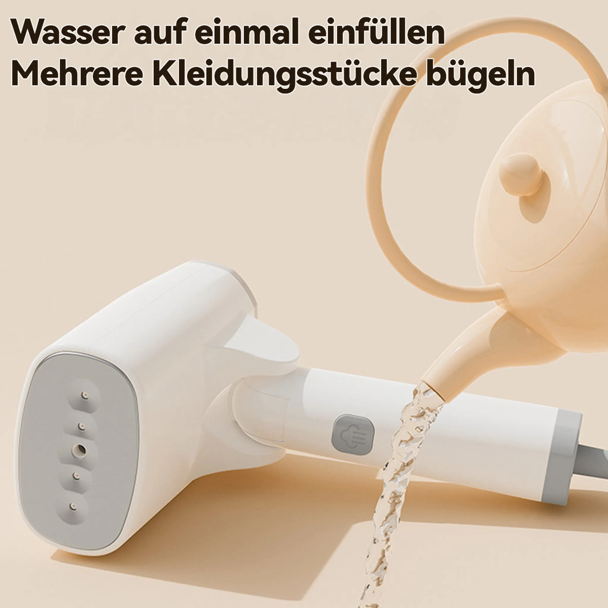 Ein Bügeleisen wird mit Wasser aus einer Gießkanne befüllt.