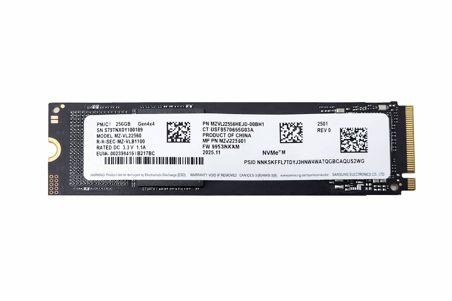 Eine Samsung NVMe SSD mit 256GB Speicherkapazität auf weißem Hintergrund.