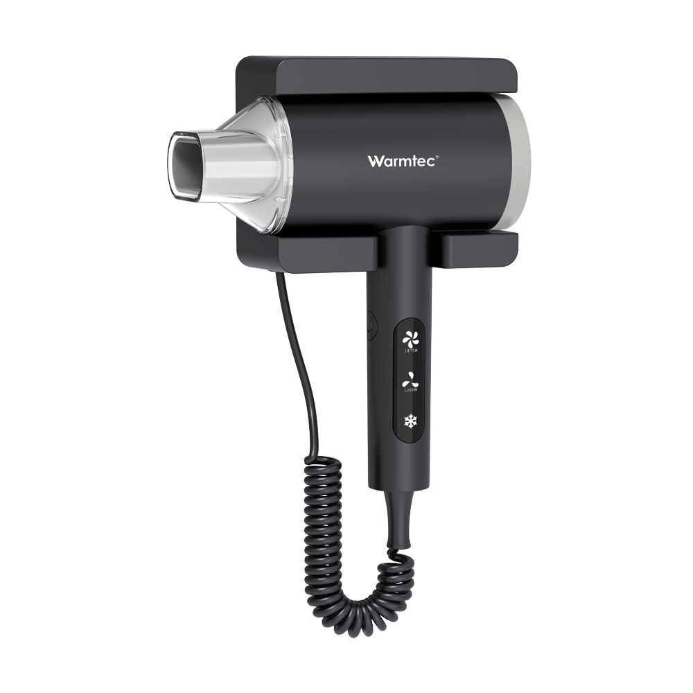 Czarna suszarka Warmtec zamontowana na uchwycie ściennym.