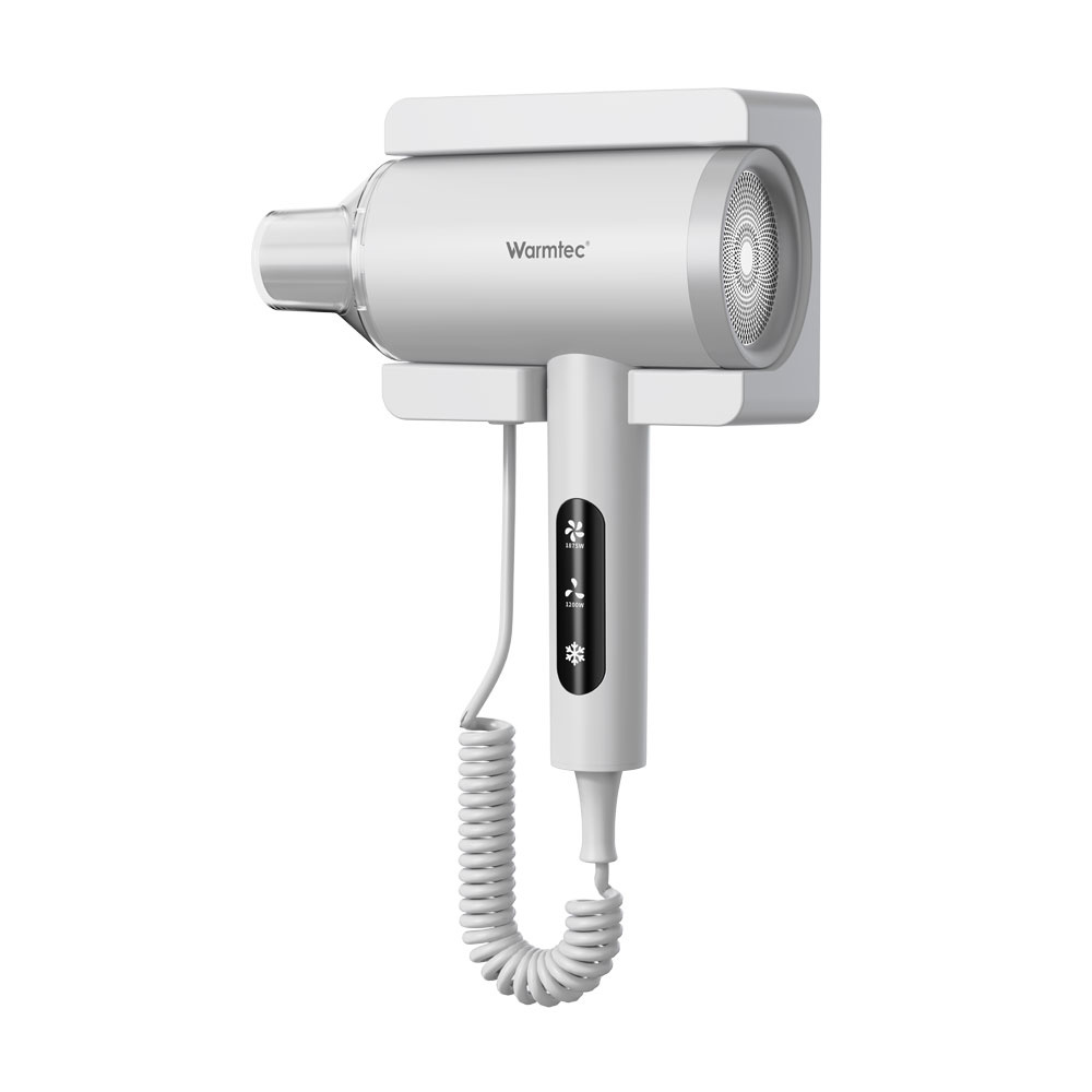 Biała suszarka do włosów marki Warmtec jest zamontowana na uchwycie ściennym.
