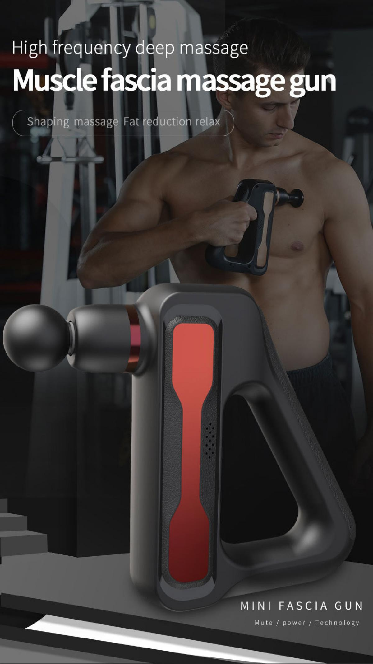 Ein Mann benutzt eine schwarze Massagepistole mit rotem Einsatz im Fitnessstudio.