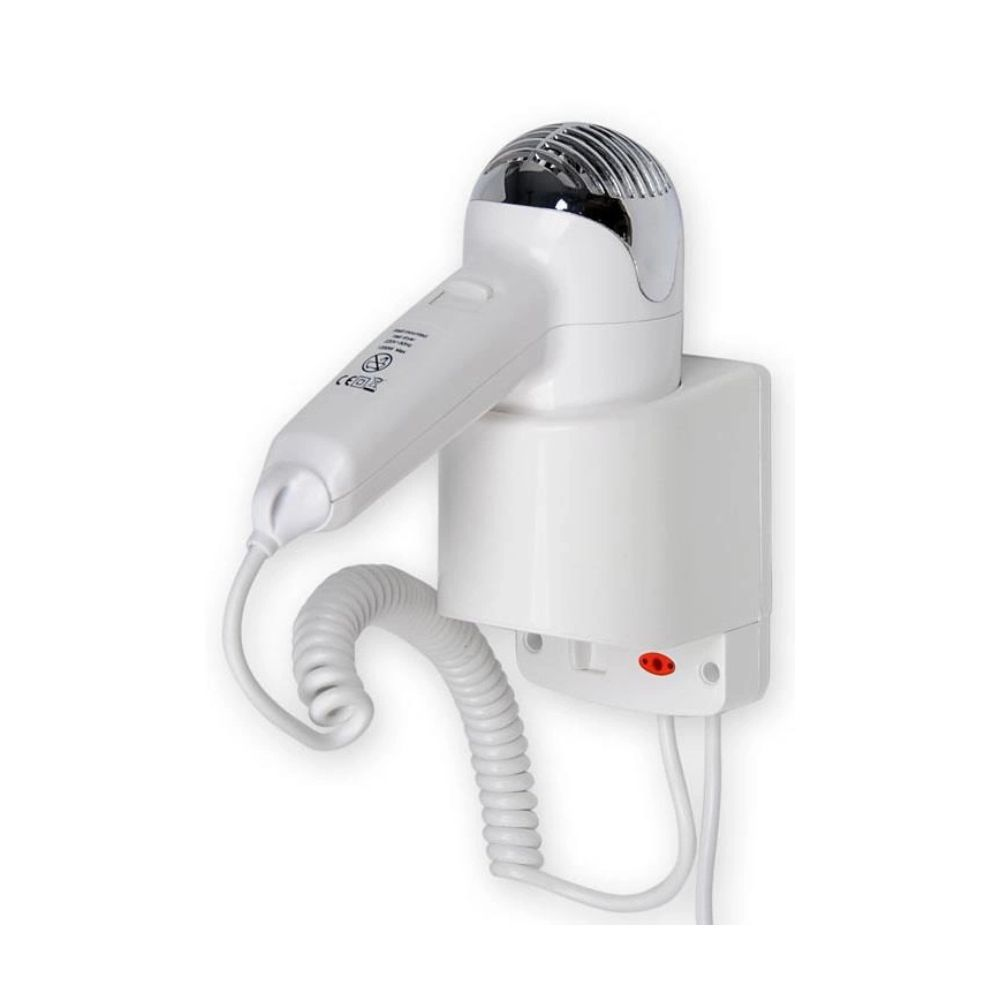 Biała suszarka do włosów z chromowanymi akcentami jest zamontowana na białym uchwycie ściennym.