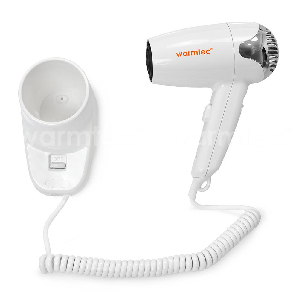 Biała suszarka Warmtec ze spiralnym kablem obok bazy ładującej.