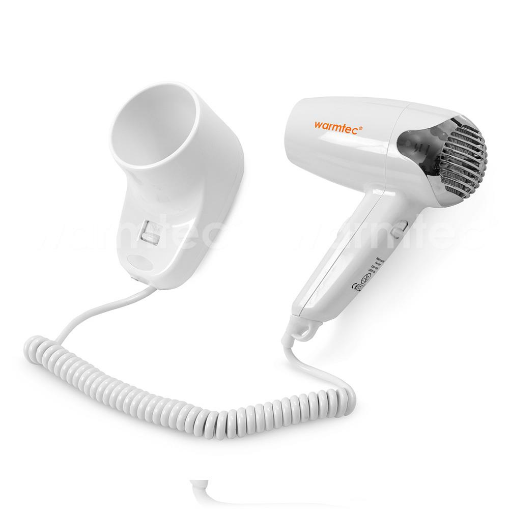 Biała suszarka do włosów z uchwytem i spiralnym kablem na białym tle.