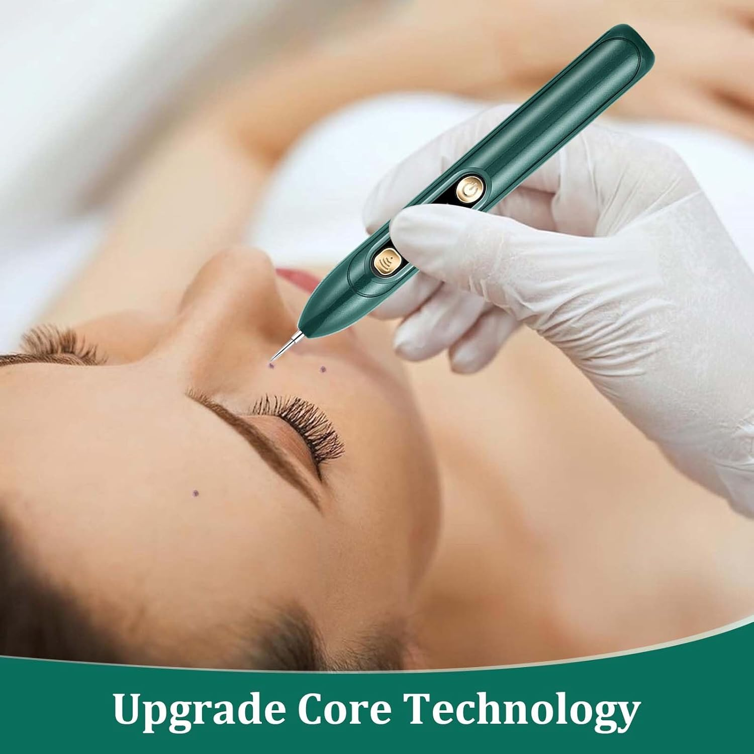 Behandschuhte Hand hält grünen Stift nahe Gesicht mit Punkten. Upgrade Core Technology.