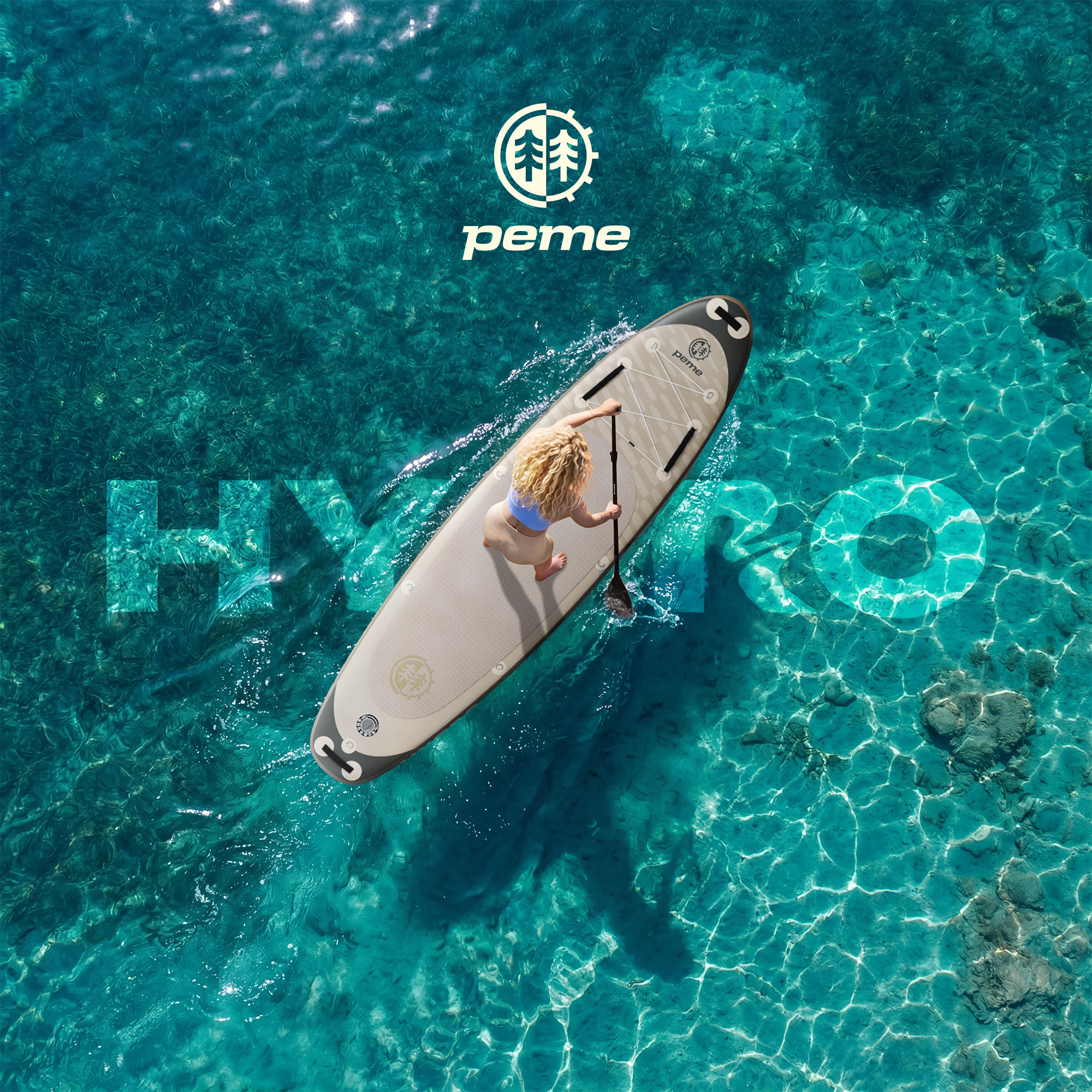 Frau paddelt auf einem Board im türkisfarbenen Wasser mit „HY2O“ im Hintergrund.