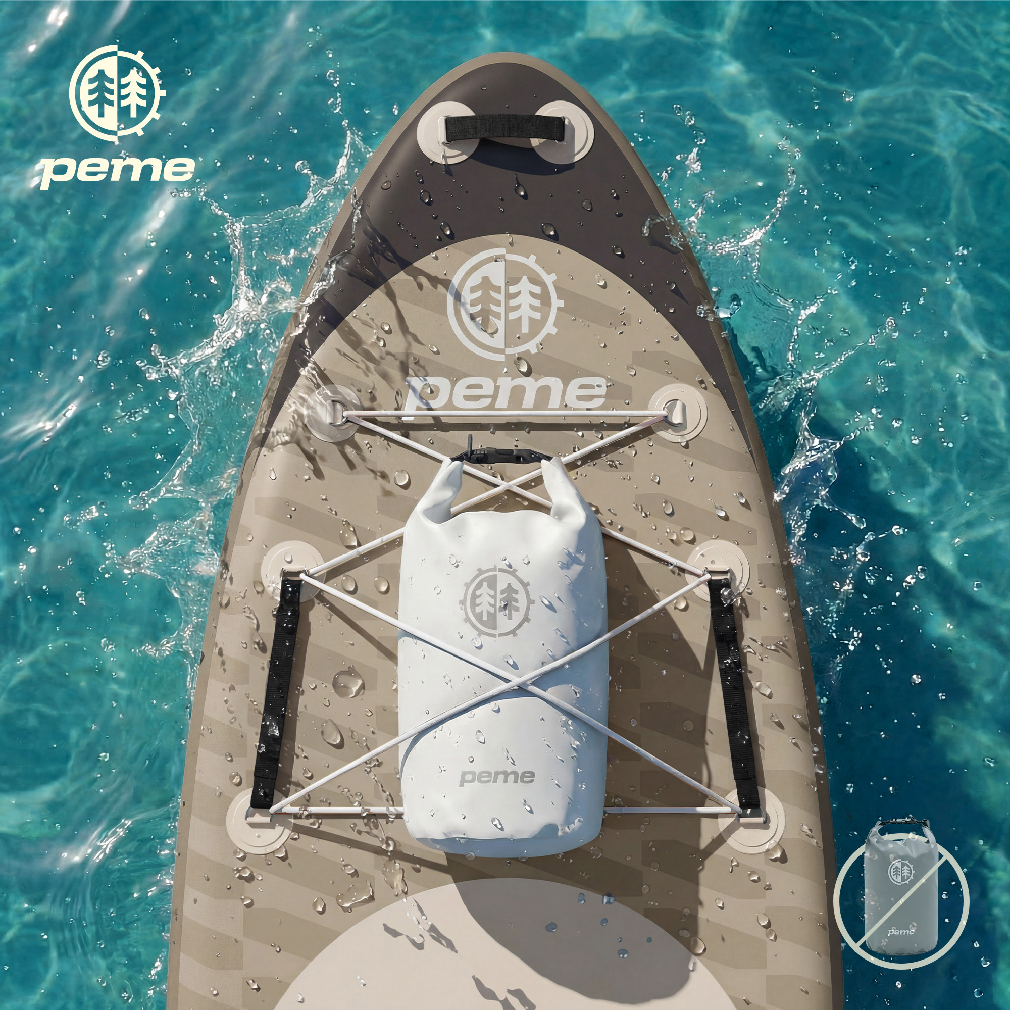 Ein aufblasbares Stand-Up-Paddleboard mit einer weißen wasserdichten Tasche, das auf blauem Wasser treibt.