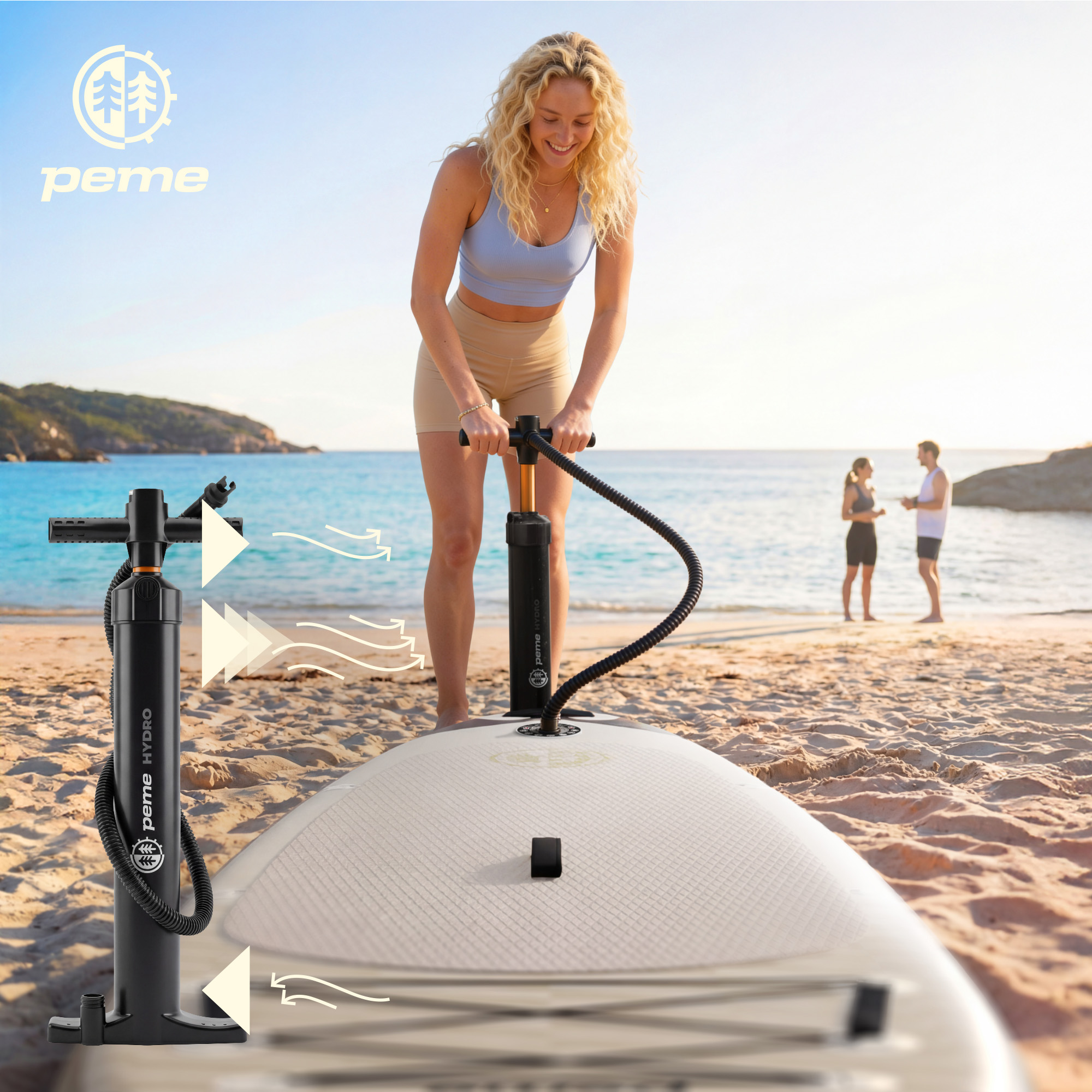 Frau pumpt ein Paddleboard an einem Strand mit dem Meer und zwei Personen im Hintergrund.
