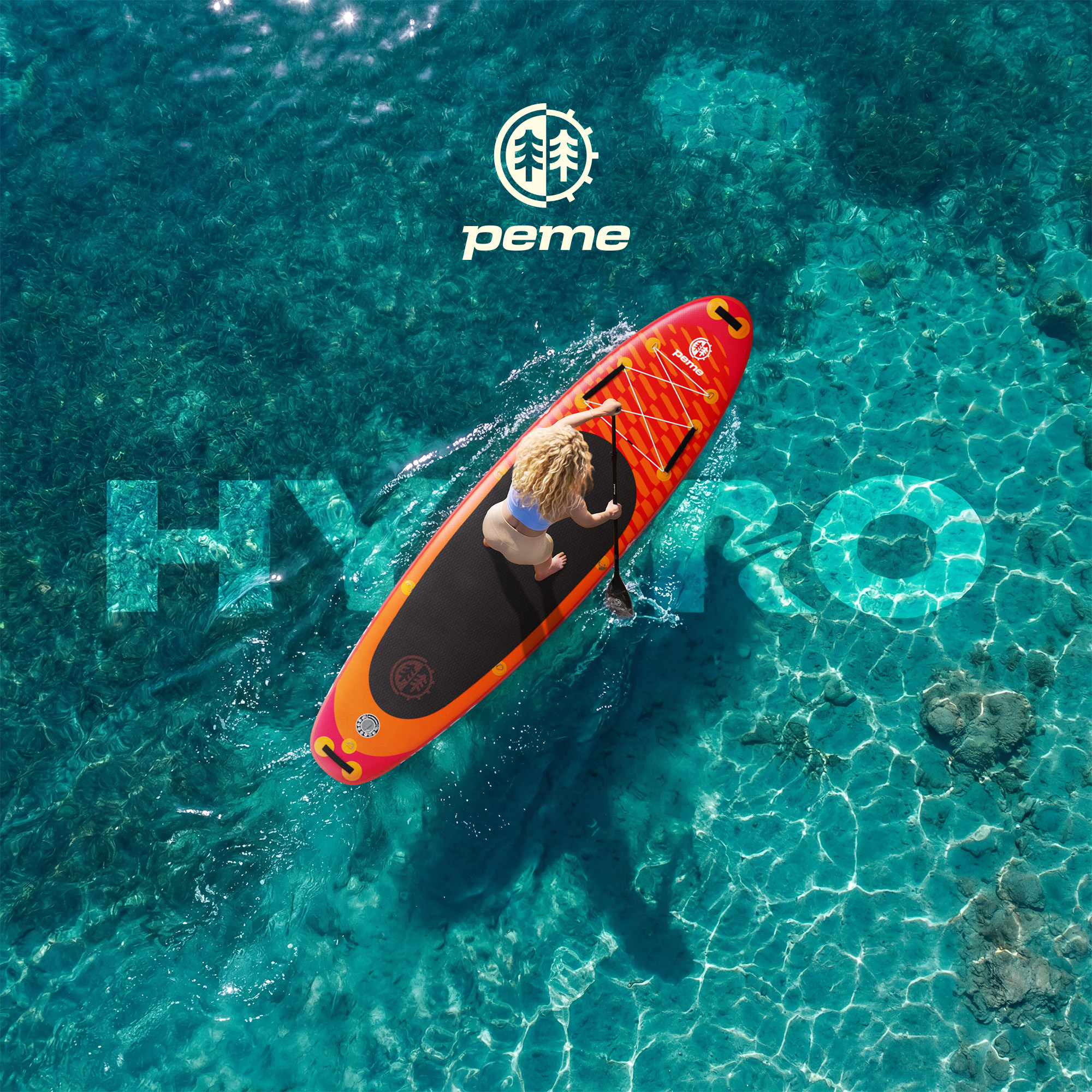 Eine Frau paddelt auf einem SUP-Board auf türkisfarbenem Wasser, das von Sonnenlicht beleuchtet wird.