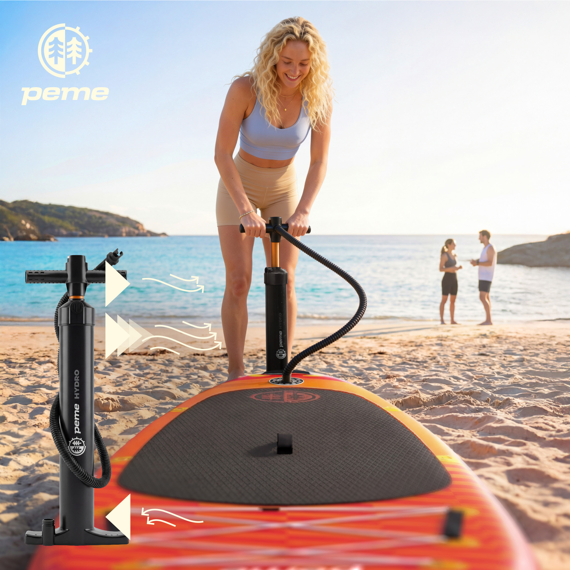 Eine Frau pumpt ein Paddleboard am Strand auf, während ein Paar im Wasser steht.