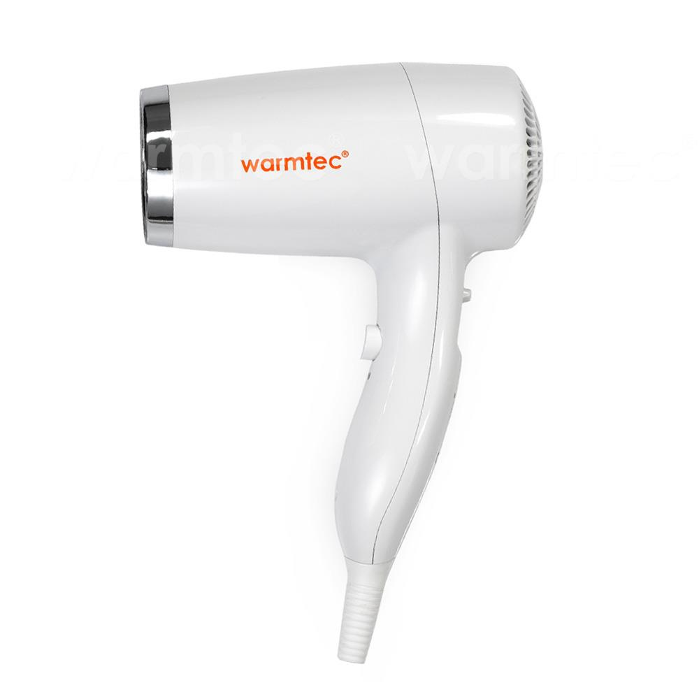 Biała suszarka do włosów z srebrnymi akcentami i uchwytem.