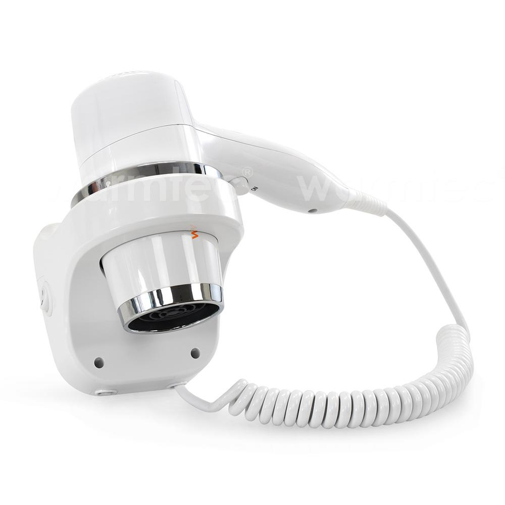 Biała suszarka do włosów ze spiralnym kablem jest przymocowana do uchwytu ściennego.