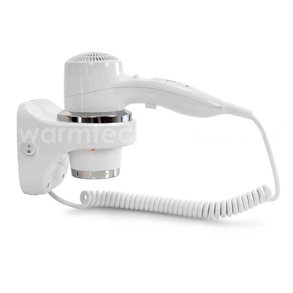 Biała suszarka do włosów ze spiralnym kablem zamontowana na wsporniku ściennym.