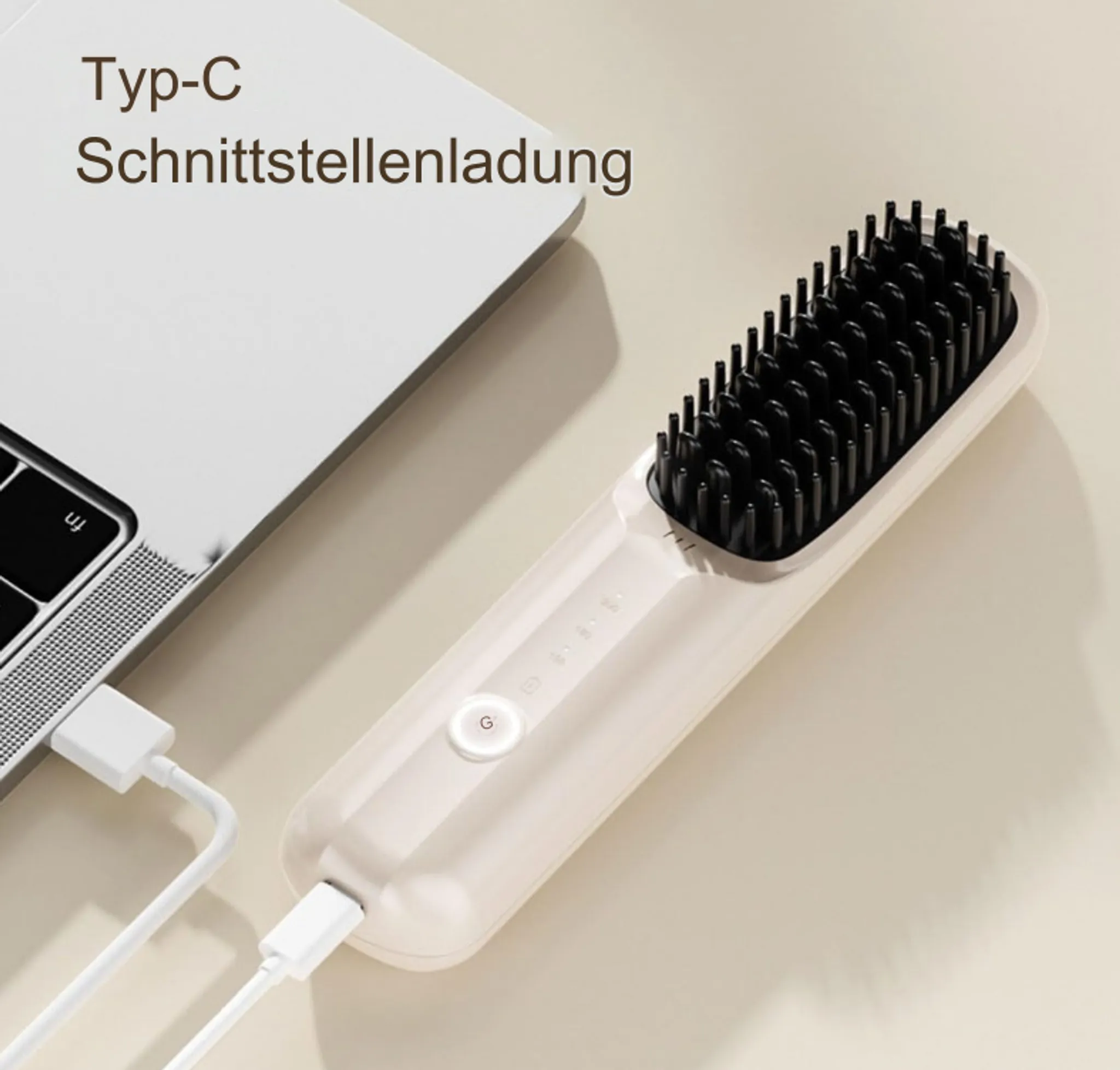 Ein weißer Haarkamm wird über ein USB-C-Kabel an einen Laptop angeschlossen.
