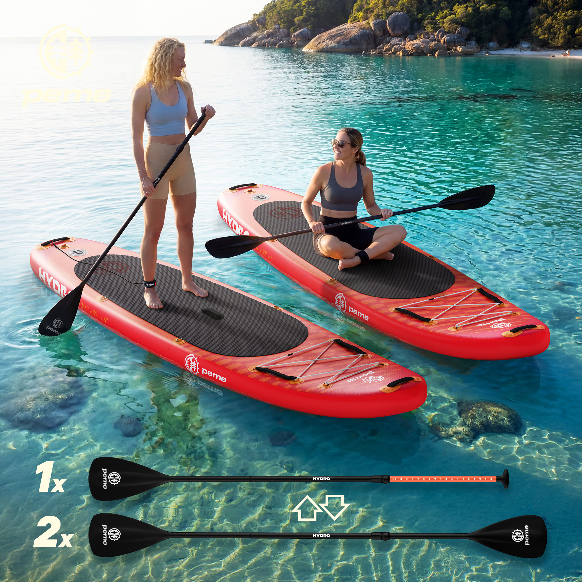 Zwei Frauen auf roten Stand-Up-Paddleboards im türkisfarbenen Wasser vor einer Insel.