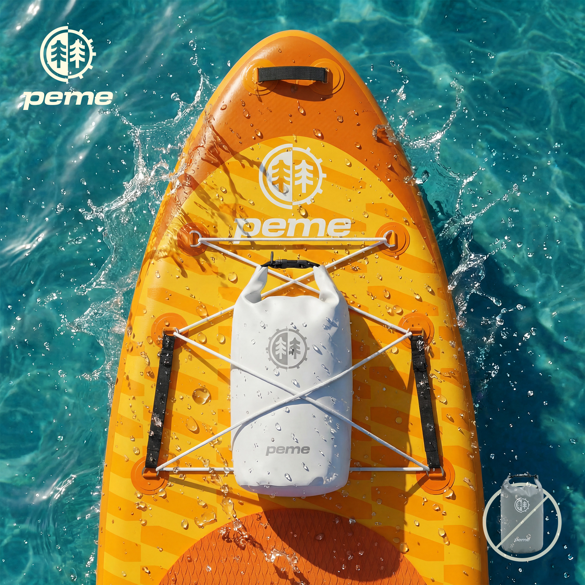 Ein orangefarbenes Paddleboard mit weißem Trockenbeutel, das auf blauem Wasser treibt.