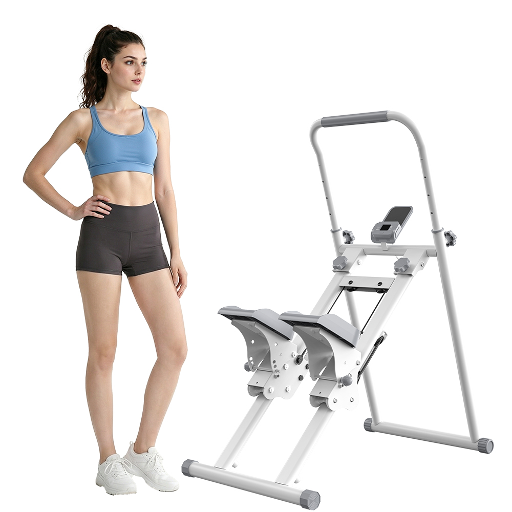 Eine Frau in Sportkleidung steht neben einem weißen Fitnessgerät mit zwei Sitzflächen.