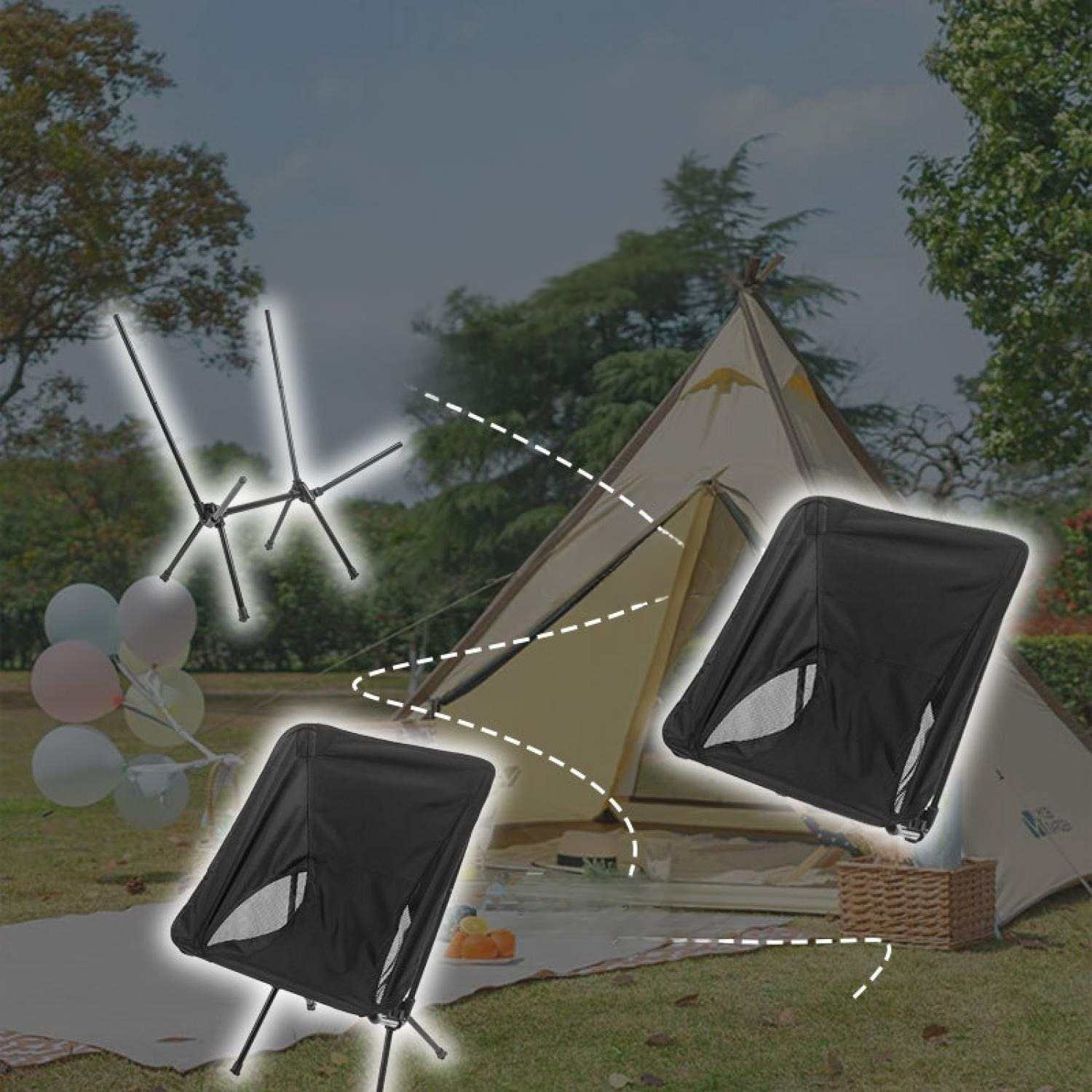 Zwei schwarze Campingstühle vor einem Zelt mit Ballons und einem Korb.