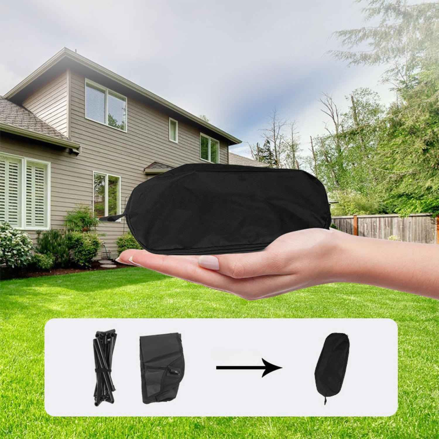 Eine Hand hält eine schwarze Abdeckung vor einem Haus. Unten sind ein zusammengeklappter Stuhl und eine Tasche abgebildet.