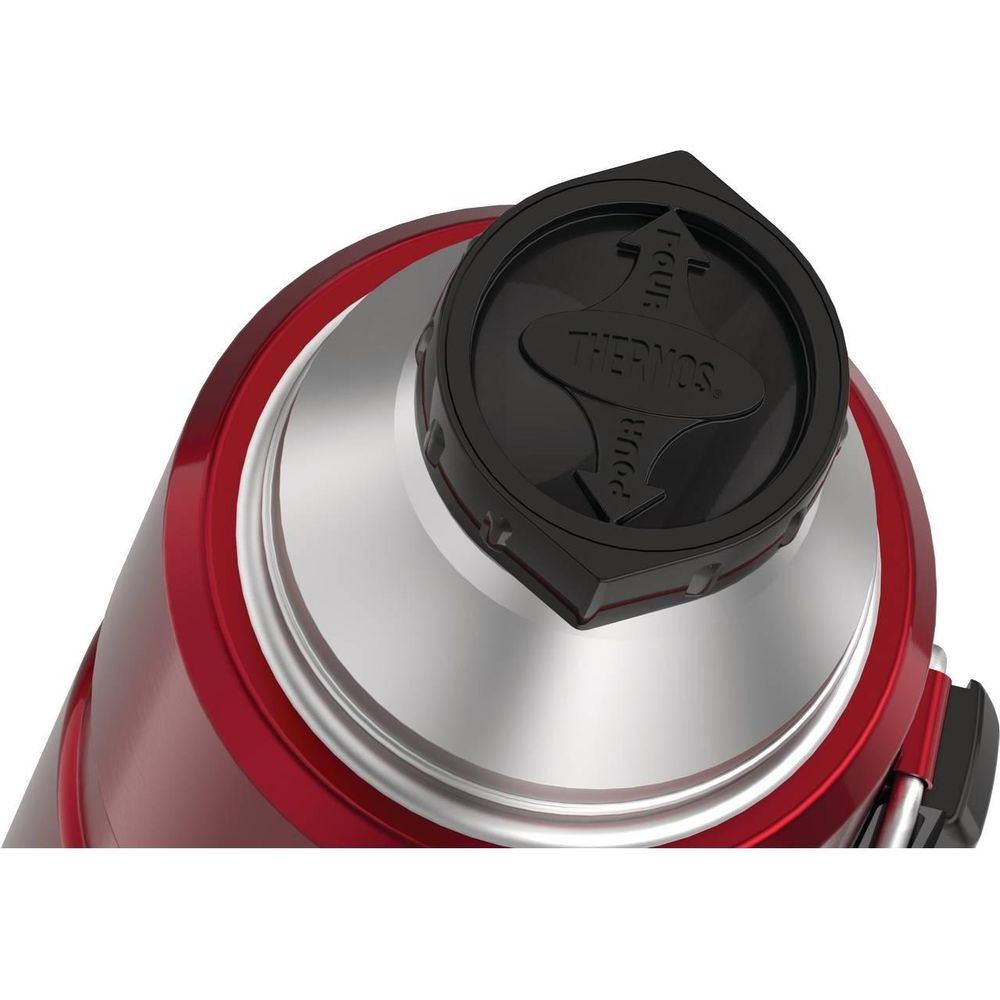 Gümüş boyunlu ve THERMOS yazılı kırmızı Thermos şişe kapağının yakın çekimi.