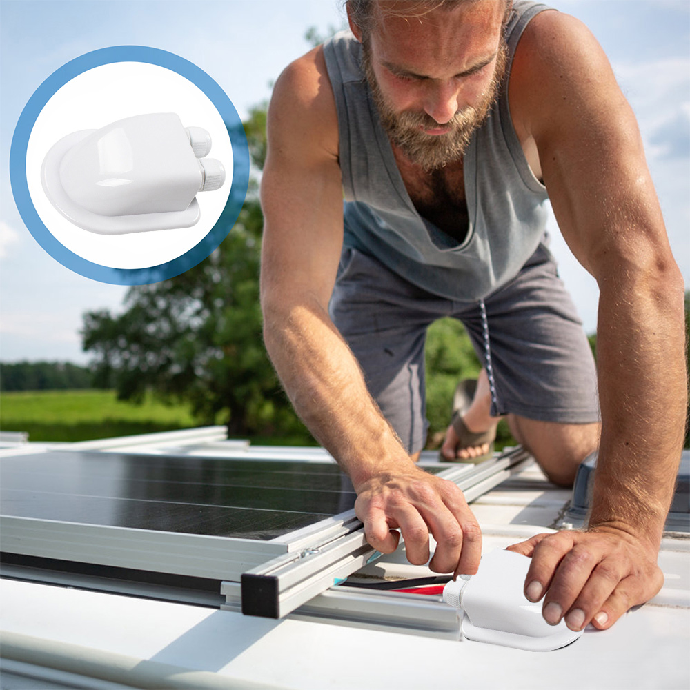 Mann installiert weiße Solarpanel-Kabeleinführung auf einem Dach.