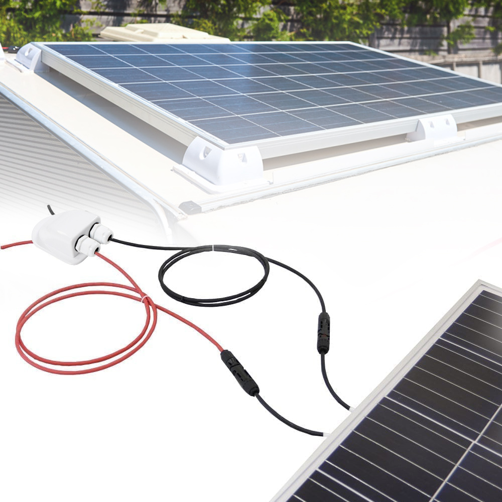Solarpanel auf dem Dach, verbunden mit weißer Anschlussdose mit roten und schwarzen Kabeln.