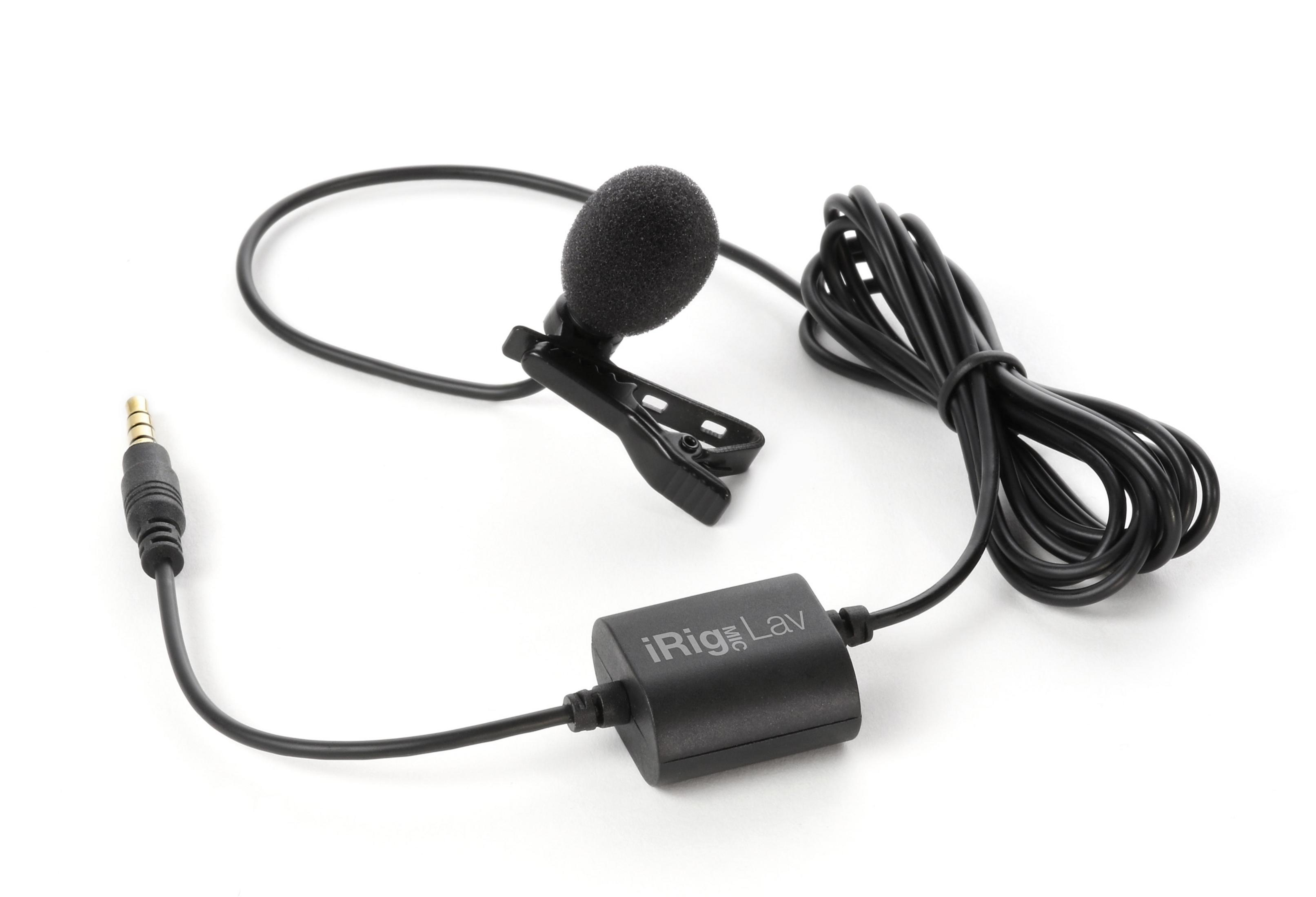 Un microfono lavalier nero con cavo e jack da 3,5 mm.