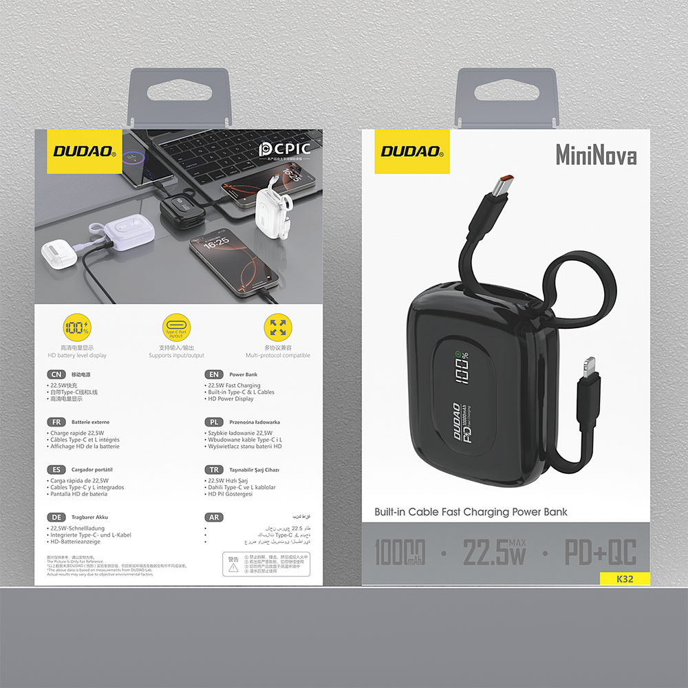 Zwei DUDAO Powerbanks, eine schwarz, eine weiß, mit Ladekabeln und Handys.