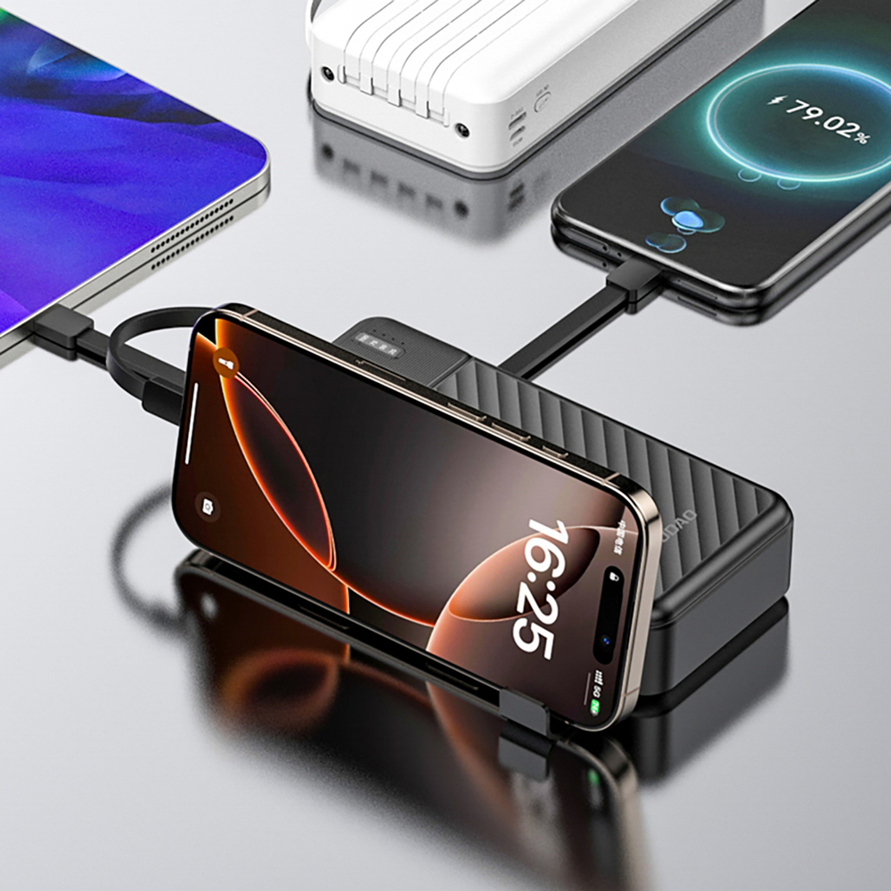 Tre smartphone e un power bank in carica su una superficie liscia.