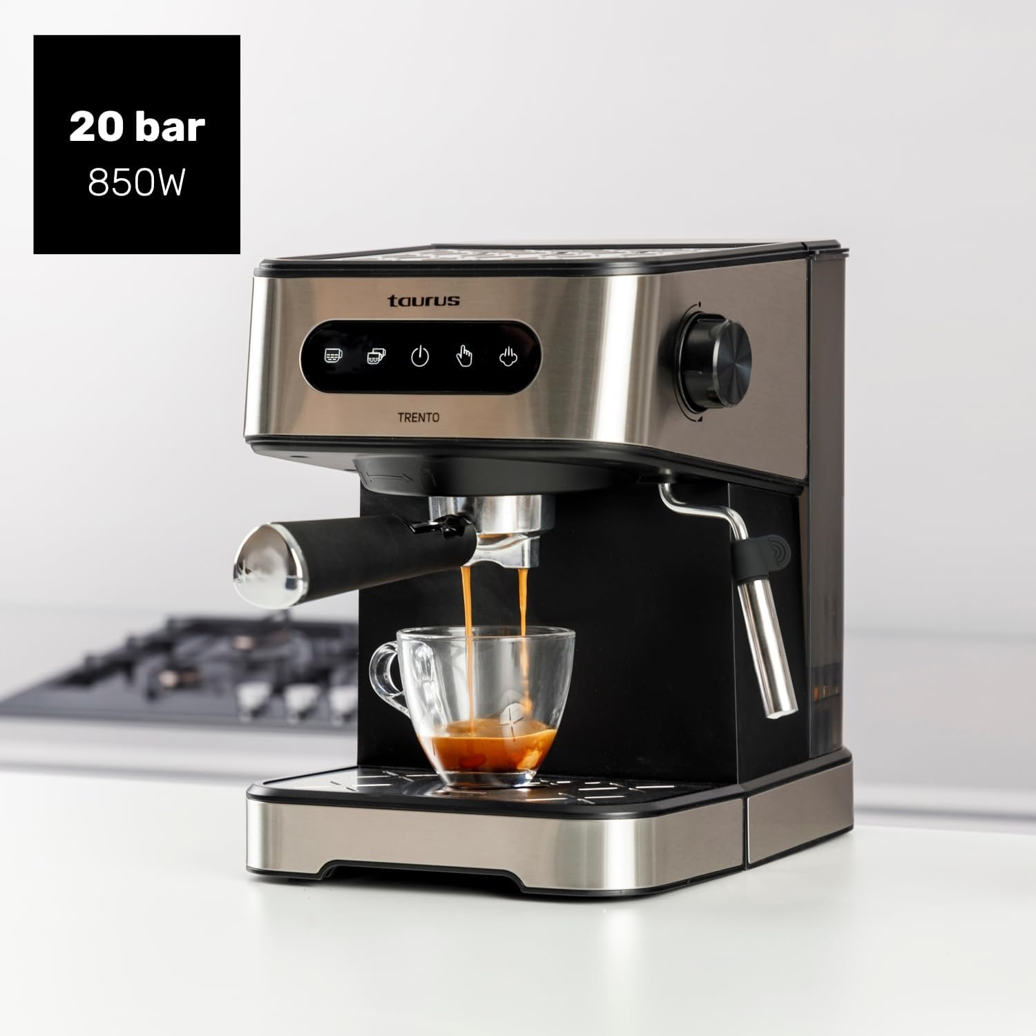 Una cafetera espresso prepara café en una taza de cristal. 20 bar 850W.