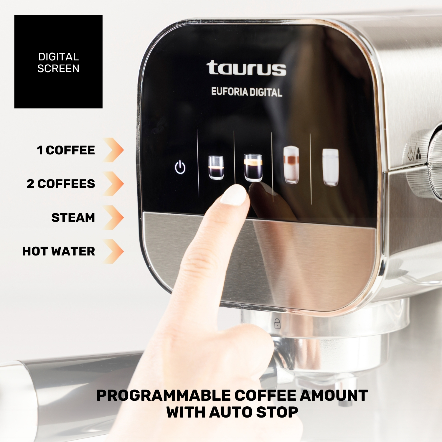 Una mano toca la pantalla digital de una cafetera con opciones de café, vapor y agua caliente.