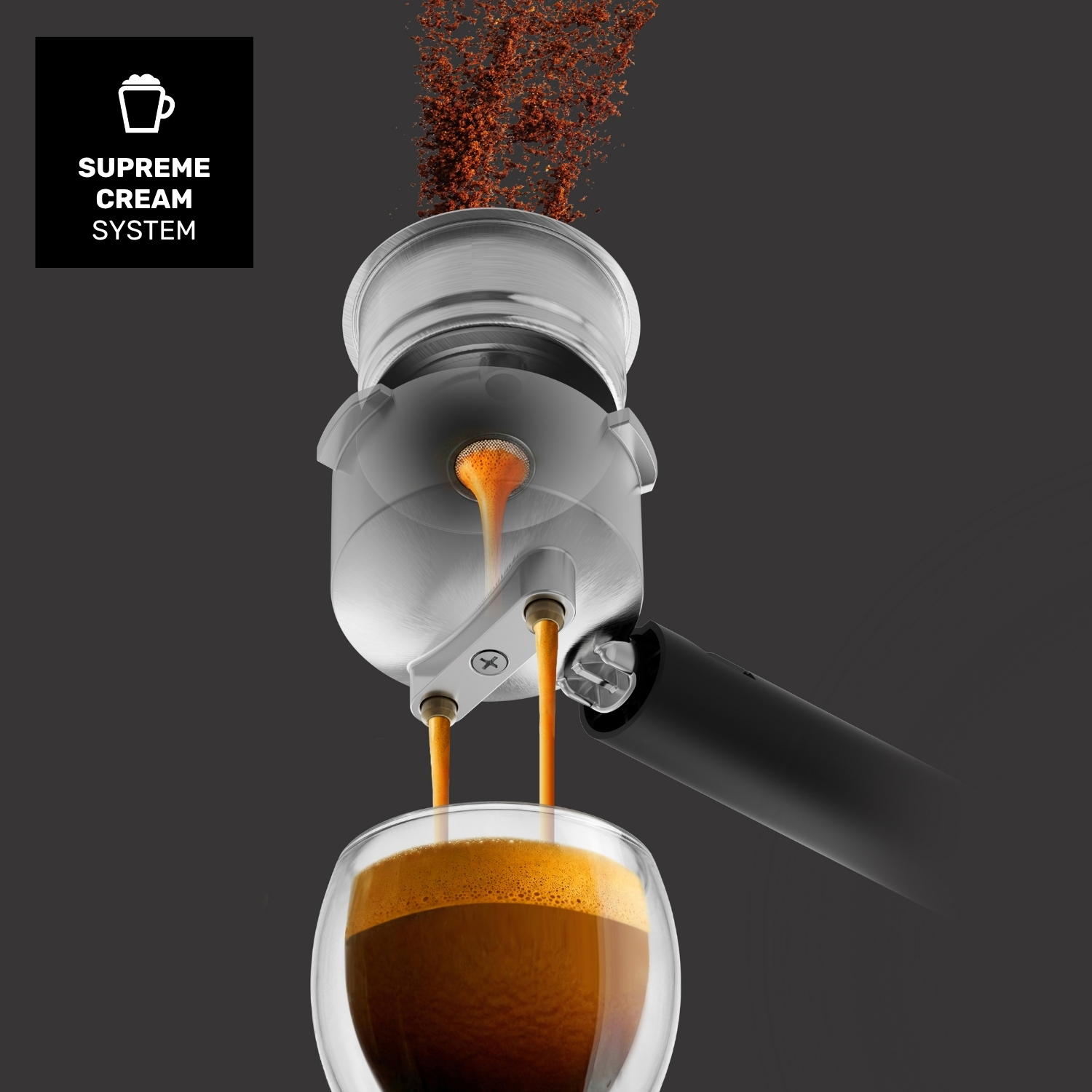 Máquina de café preparando espresso en vaso, café molido cayendo desde arriba.